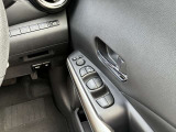 運転席側のドア部。こちらのスイッチでドアミラーの角度調整やパワーウィンドーの操作になります。