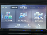 多彩な機能を備えた画面で、ドライブ中の快適性を高めます。音楽や地図、車両情報など、様々なコンテンツを直感的に操作できます。