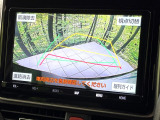 【バックカメラ】駐車時に後方がリアルタイム映像で確認できます。大型商業施設や立体駐車場での駐車時や、夜間のバック時に大活躍!運転スキルに関わらず、今や必須となった装備のひとつです!