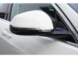 LEDウインカーとカメラを内蔵。スタイリッシュなデザインに、安全運転を支える機能を備えます。