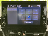 見やすいオーディオ画面で、快適なドライブをサポート。各種情報を一目で確認でき、操作も簡単。音楽やナビゲーションを楽しめます。
