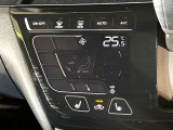【オートエアコン】一度お好みの温度に設定すれば、車内の温度を検知し風量や温度を自動で調整。暑い&hellip;寒い&hellip;と何度もスイッチ操作をする必要はありません。快適な車内空間には必須の機能ですね♪