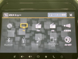 多彩なソースに対応したオーディオシステム。お好みの音楽を楽しみながら、快適なドライブを。充実した機能で、車内時間をより楽しく演出します。