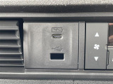 【USB端子】USB接続もついていますので携帯などの電子機器の充電にも使えて便利です♪
