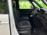 広々とした室内空間が、快適なドライブを約束。上質なシート素材が、長時間の運転でも疲れにくい座り心地を提供します。落ち着いた雰囲気の空間です。