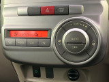 【オートエアコン】一度お好みの温度に設定すれば、車内の温度を検知し風量や温度を自動で調整。暑い&hellip;寒い&hellip;と何度もスイッチ操作をする必要はありません。快適な車内空間には必須の機能ですね♪