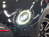 ●LEDヘッドライト:夜間走行時も良好な視界を確保し安心して運転できる高輝度LEDヘッドライトを装備!点灯速度が早く、消費電力も抑えられています。