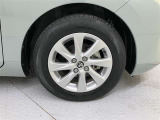 純正アルミホイール付きです。タイヤサイズは185/65R15になります。