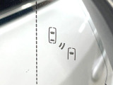 【ブラインドスポットモニター】走行中、ドアミラーの死角になりやすい箇所に後続車が接近するとサイドミラーのレンズに警告を表示!ドライバーに注意喚起をしてくれます。