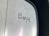 【ブラインドスポットモニター】走行中、ドアミラーの死角になりやすい箇所に後続車が接近するとサイドミラーのレンズに警告を表示!ドライバーに注意喚起をしてくれます。