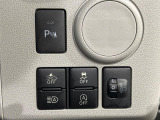 【スマートアシスト】走行中に前方の車両等を認識し、衝突しそうな時は警報とブレーキで衝突回避と被害軽減をアシスト。より安全にドライブをお楽しみいただけます。