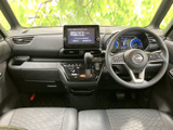 運転席は、シンプルで操作性に優れたデザインです。ステアリングやシフトノブなど、触れる部分も丁寧に作り込まれています。
