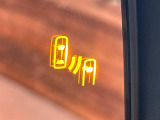 【ブラインドスポットワーニング】走行中、ドアミラーの死角になりやすい箇所に後続車が接近するとサイドミラー付近に警告を表示、ドライバーに注意喚起をしてくれます。