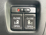 【両側パワースライドドア】スマートキーや運転席のスイッチで後席両側スライドドアの開閉が可能♪電動だから力を入れてドアを開ける必要が無く、小さなお子様でも簡単に開け閉めでき快適です♪