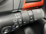 操作しやすいウインカーレバーで、スムーズな車線変更や右左折をサポートします。直感的な操作感で、安全運転をサポートします。