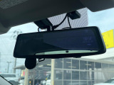 【スマートリヤビューミラー】後席の大きな荷物や同乗者で後方が確認しづらい時でも安心!カメラが撮影した車両後方の映像をルームミラー内に表示。クリアな視界で状況の確認が可能です!