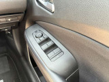 運転席側のドア部。こちらのスイッチでドアミラーの角度調整やパワーウィンドーの操作が可能になります。