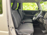 運転席からの視界は良好で、運転に集中できます。シートの形状も座り心地を考慮した設計です。