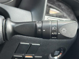 【オートライト(AUTO)】外の明るさをシステムが感知して、自動でヘッドライトが点灯します。ヘッドライトをつけ忘れを防ぐ便利機能です。