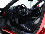 エクステリアには、クラシック・カラーとして設定された深みのある真紅「Rosso Imola(ロッソ・イモラ)」を纏っています。