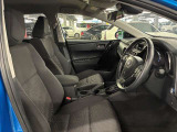運転席の画像です。足元やシートまわりに余裕があり、リラックスした姿勢で運転が可能です。視界も良好で操作系へのアクセスもしやすく、快適で安心感のあるドライブをサポートします。