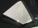 【サンルーフ】開放感たっぷりの希少装備、サンルーフが装着されています!車内に明かりを取り入れたり景色を楽しむ以外にも、車内の空気も簡単に換気できて快適です!