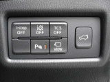 運転席周りには、360&deg;ビューモニター切替や各種安全機能のオフスイッチを集約。さらにシートメモリー機能やパワーリアゲート開閉ボタンも備え、ドライバーの操作性と安心感をサポートします。
