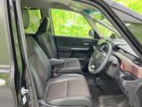 広々とした室内空間で、ゆったりと過ごせます。ドライバーの視界も広く、運転に集中できる環境です。シートの形状も工夫されており、長時間のドライブでも疲れにくいでしょう。