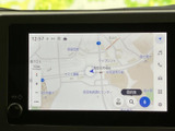 見やすい地図画面で、スムーズなナビゲーションを実現。目的地まで安心して運転できます。