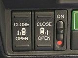 【両側パワースライドドア】スマートキーや運転席のスイッチで後席両側スライドドアの開閉が可能♪電動だから力を入れてドアを開ける必要が無く、小さなお子様でも簡単に開け閉めでき快適です♪