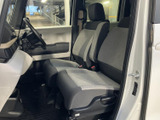 機能的な運転席周り。操作しやすい配置で、運転に集中できます。快適なカーライフをサポートします。