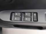 パワーウィンドウのスイッチです。 運転席に居ながら助手席の窓を開け閉めできるので便利ですよ。 ロック機能も付いてるので子供がイタズラして窓を開けるという事もできなくできますよ。