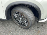 スタイリッシュな純正アルミホイール 225/45R20☆