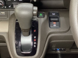 CVT車のセレクトレバーです。低速から高速まで、変速ショックのないスムーズな走りと、エンジン効率のよい領域を維持して燃費にも貢献します。サイドブレーキはスイッチ操作の電子制御パーキングブレーキです。