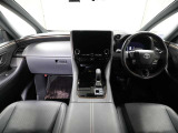 上質で落ち着いた印象のインパネ。視界も広々で運転しやすいです。