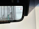 デジタルインナーミラーが付いています。車両後方カメラの映像をインナーミラー内のディスプレイに表示。