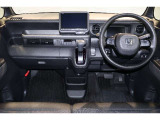 操作性に優れた運転席となります!小物入れや各ボタンの配置にこだわり、使いやすいです!座り心地もよく視認性も良好なのでロングドライブもお任せ下さい!