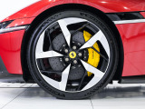 フロントに搭載される6.5L V12自然吸気エンジンは、830cvの圧倒的な出力を誇ります。
