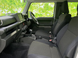 運転に集中できるシンプルなコクピット。視界の広さも確保されており、安全な運転をサポートします。操作性にも優れた設計です。