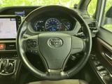握りやすい形状で、運転操作をサポート。快適なドライビングポジションを実現し、長距離運転も楽々です。