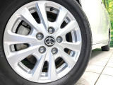 【純正15インチアルミホイール】外観にマッチした純正アルミホイールを装着しております。各種社外アルミホイールや、スタッドレスタイヤも取扱いしております。是非ご相談ください♪