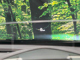 【ヘッドアップディスプレイ】現在の速度や走行情報をデジタル表示で運転席前方のガラスに投影!運転中、目線をずらさず必要な情報を確認できるのでとっても便利で安心!