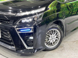 【LEDヘッドライト】悪天候や夜間走行時も良好な視界を確保し安心して運転できる高輝度LEDヘッドライトを装備!点灯速度が早く、消費電力も抑えられています。
