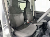 シンプルながら機能性あふれる運転席廻りです。視界性もよく、運転しやすいですよ。