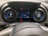ヤリスGはデジタルメーター+インフォメーションディスプレイになっています。