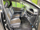 運転席まわりには十分なスペースがあり、大柄な方でもゆったり運転していただける環境です。