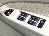 【電動格納ミラー】サイドミラーは電動格納式となっており、狭い駐車場でもキズがつくリスクを抑えられます。