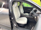 運転席シート廻りは使用感も少なく、良好な状態となっています。前オーナー様が丁寧に使っていたことがよくわかりますね。