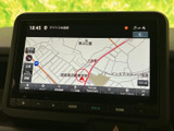 見やすい地図表示で、目的地までの道順をスムーズに確認できます。渋滞情報もリアルタイムで表示されるので、効率的なルートを選択できます。
