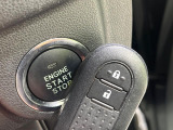 【キーフリーシステム】カバンやポケットに入れたままでもドアの施錠・解錠が可能なスマートキーを装備。エンジンのオン・オフ時もカギを取り出す必要が無いからとっても便利です♪